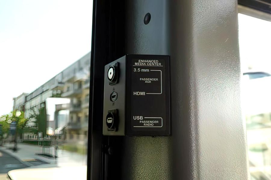 49 PAX Deluxe Motor Coach Small Photo (19)