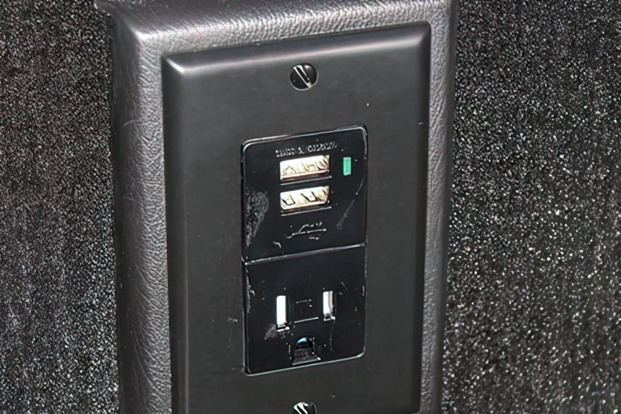 27 PASSENGER EXECUTIVE MINI COACH Small Photo (19)