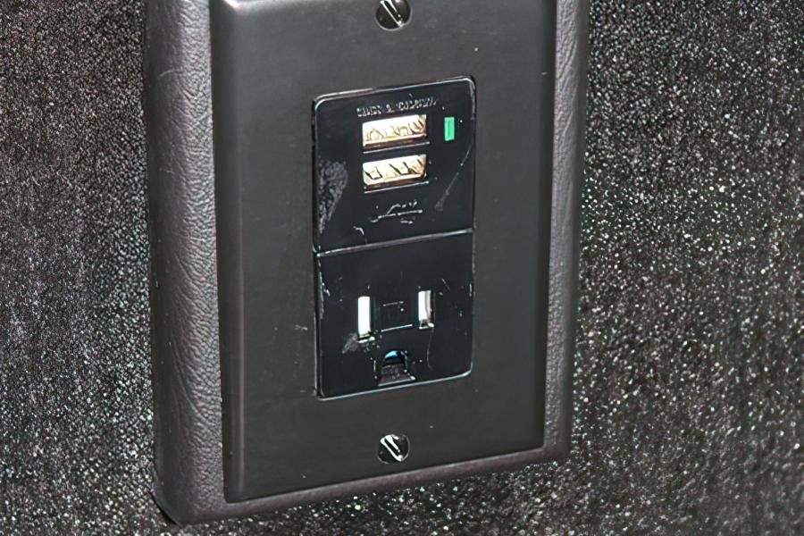 37 PASSENGER EXECUTIVE COACH Small Photo (19)