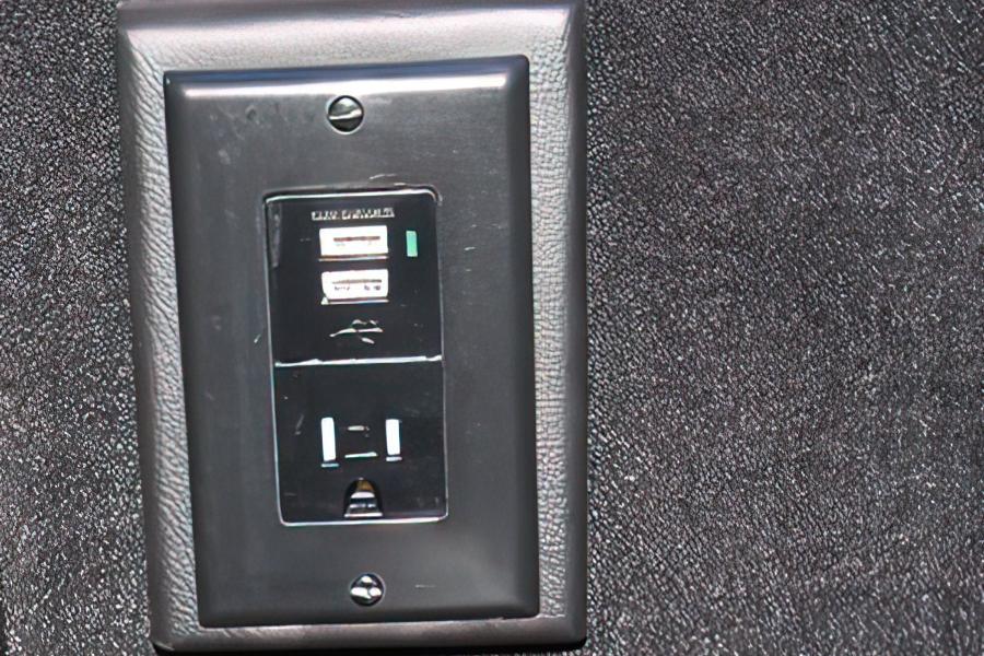 31 PASSENGER EXECUTIVE MINI COACH Small Photo (19)