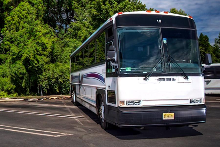 47 PASSENGER MOTOR COACH Small Photo (19)