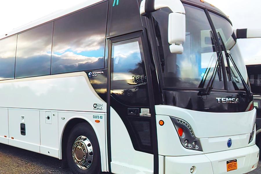 40-PASSENGER MOTORCOACH Small Photo (19)