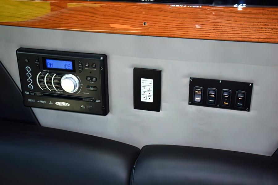  17 Passenger Executive Bus  Small Photo (19)